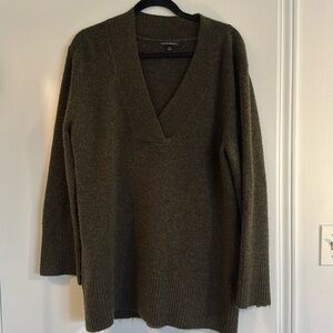 Banana Republic size M dark
Olive sweater